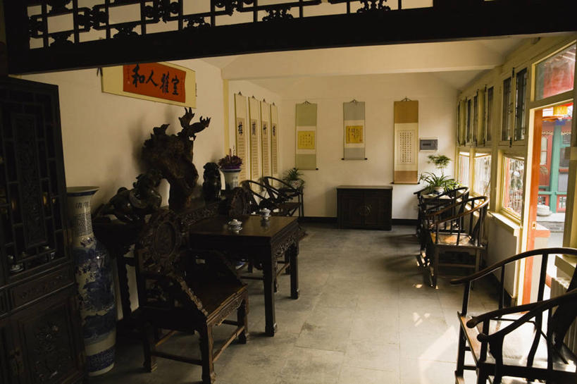 无人,家,横图,室内,白天,正面,家具,装修,桌面,桌子,建筑,椅子,北京,中国,对联,亚洲,阴影,艺术,装饰,反射,木制,标志,文字,影子,字符,手工艺品,房屋,木椅,墙,屋子,公寓,首都,古典,文化,标识,建设,装潢,洋房,楼房,墙壁,墙面,住宅,木制品,工艺品,室内装潢,中式,汉字,春联,样板房,明亮,高雅,舒适,家居装潢,中国文化,中文,房屋设计,室内设计,宽敞,东亚,中华人民共和国,北京市,京,北平,华北地区,样板房装潢,自信心,品位,国文,华文,设计,彩图,房子,对子,楹联