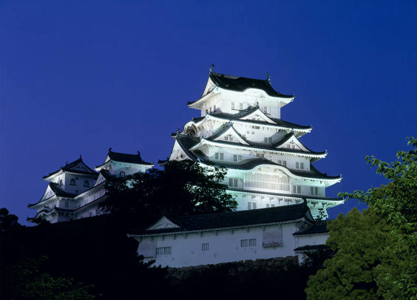 无人,横图,室外,夜晚,仰视,旅游,度假,植物,标志建筑,地标,建筑,日本,亚洲,阴影,光线,瓦片,影子,堡垒,城堡,墙,灯光,背光,瓦,娱乐,建设,墙壁,墙面,树,树木,蓝色,绿色,蓝天,天空,自然,天,享受,休闲,旅游胜地,放松,建造,生长,晴朗,成长,要塞,逆光,东亚,屋瓦,本州,世界文化遗产,万里无云,本州岛,日本国,近畿地方,姬路城,近畿,兵库,兵库县,白鹭城,姬路,姬路市,设防,晴空,晴空万里,彩图,低角度拍摄