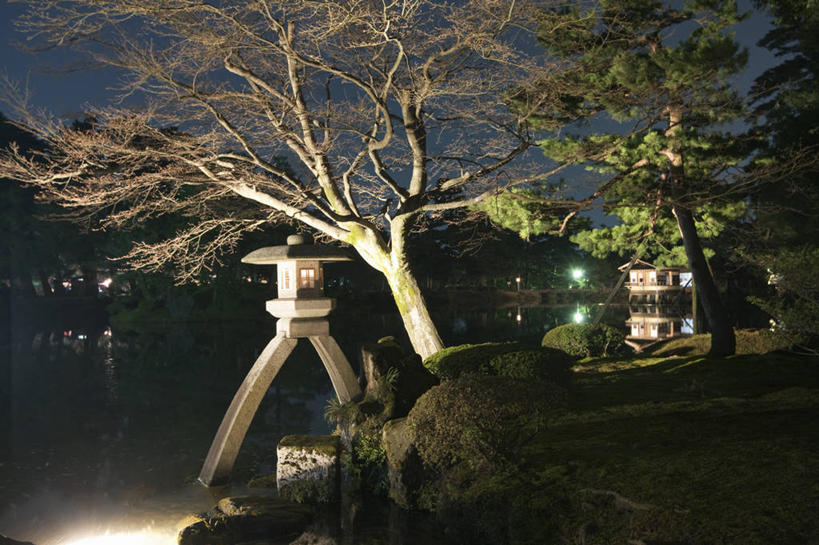 无人,横图,室外,白天,正面,旅游,度假,草地,草坪,植物,标志建筑,地标,建筑,路灯,照明,日本,亚洲,阴影,光线,影子,池塘,水池,灯光,娱乐,建设,灯,草,树,树木,蓝色,绿色,蓝天,天空,自然,天,享受,休闲,旅游胜地,放松,生长,晴朗,成长,照亮,照明设备,东亚,本州,万里无云,本州岛,日本国,金沢,金沢市,石川,石川县,中部地方,兼六园,县厅,晴空,晴空万里,彩图