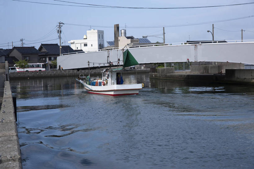 无人,家,横图,室外,白天,正面,旅游,度假,海浪,海洋,美景,大桥,立交桥,轮船,桥梁,船,富山县,日本,亚洲,阴影,光线,影子,房屋,屋子,景观,浪花,高架,斜拉桥,桥,娱乐,楼房,住宅,蓝色,蓝天,天空,阳光,自然,海水,交通工具,天,享受,休闲,景色,放松,晴朗,自然风光,载具,海景,东亚,本州,万里无云,本州岛,日本国,中部地方,富山,大海,风浪,海,海水的波动,近岸浪,涌浪,晴空,晴空万里,彩图,房子,鱼津市