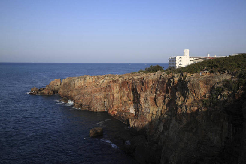 无人,横图,俯视,室外,白天,旅游,度假,草地,草坪,海浪,海洋,石头,美景,植物,日本,亚洲,阴影,光线,石子,影子,景观,浪花,水平线,悬崖,辽阔,海平线,娱乐,草,蓝色,绿色,蓝天,天空,阳光,自然,海水,天,享受,休闲,广阔,景色,放松,晴朗,一望无际,自然风光,海景,东亚,本州,万里无云,本州岛,日本国,近畿地方,近畿,和歌山,和歌山县,绝壁,无边无际,一马平川,大海,风浪,海,海水的波动,近岸浪,石块,岩石,涌浪,晴空,晴空万里,彩图,高角度拍摄,白滨町,西牟娄郡,水天相接,水天一线