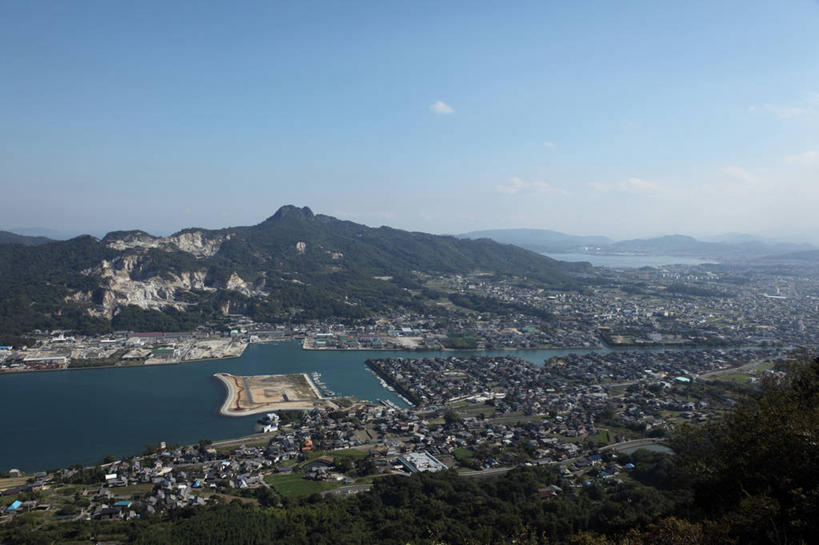 无人,家,横图,俯视,航拍,室外,白天,旅游,度假,海浪,海洋,美景,森林,山,山脉,树林,植物,城市风光,城市,建筑,日本,亚洲,阴影,光线,影子,房屋,屋子,景观,浪花,山峰,公寓,山峦,娱乐,建设,洋房,楼房,住宅,树,树木,蓝色,绿色,蓝天,天空,阳光,自然,海水,群山,天,享受,休闲,景色,放松,生长,晴朗,成长,鸟瞰,海景,东亚,万里无云,高松市,日本国,四国地方,四国,四国岛,县厅,香川,香川县,大海,风浪,海,海水的波动,近岸浪,涌浪,晴空,晴空万里,彩图,高角度拍摄,房子,高松