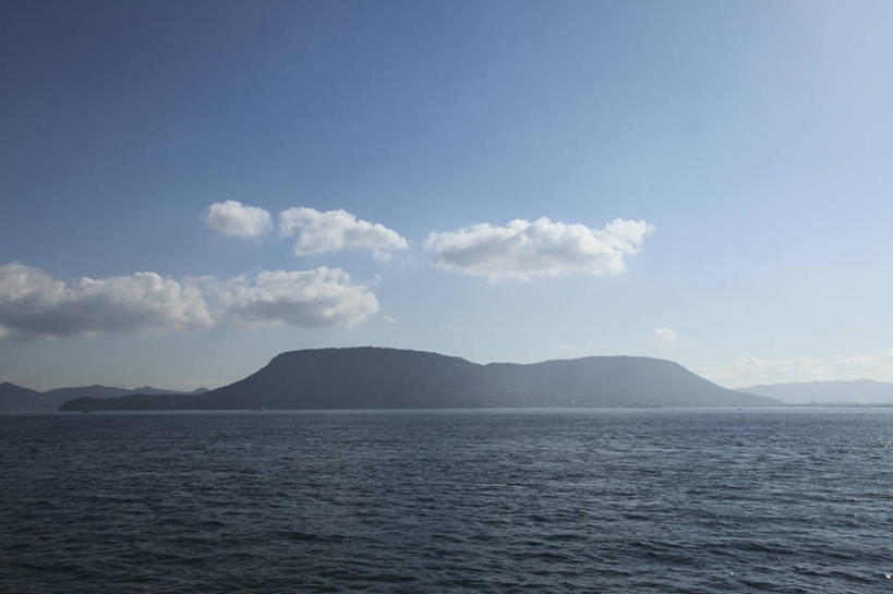 无人,横图,室外,白天,正面,旅游,度假,海浪,海洋,美景,森林,山,山脉,树林,植物,雾,日本,亚洲,阴影,朦胧,模糊,光线,影子,景观,浪花,山峰,云,云朵,山峦,云彩,娱乐,树,树木,蓝色,绿色,白云,蓝天,天空,阳光,自然,海水,群山,天,享受,休闲,景色,放松,生长,晴朗,成长,迷雾,自然风光,海景,东亚,高松市,日本国,四国地方,四国,四国岛,县厅,香川,香川县,大海,风浪,海,海水的波动,近岸浪,涌浪,大雾,晴空,彩图,高松