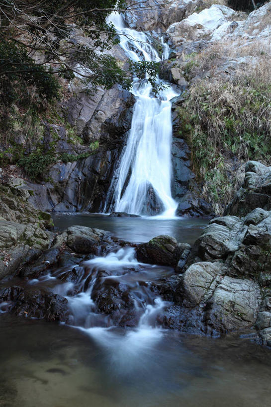 无人,竖图,俯视,室外,白天,旅游,度假,河流,石头,美景,瀑布,水,植物,日本,亚洲,飞溅,溅,石子,液体,河水,景观,水滴,水流,悬崖,娱乐,水珠,树,树木,绿色,自然,享受,休闲,景色,放松,生长,成长,喷洒,自然风光,东亚,高松市,日本国,四国地方,四国,四国岛,县厅,香川,香川县,绝壁,跌水,石块,岩石,彩图,高角度拍摄,高松