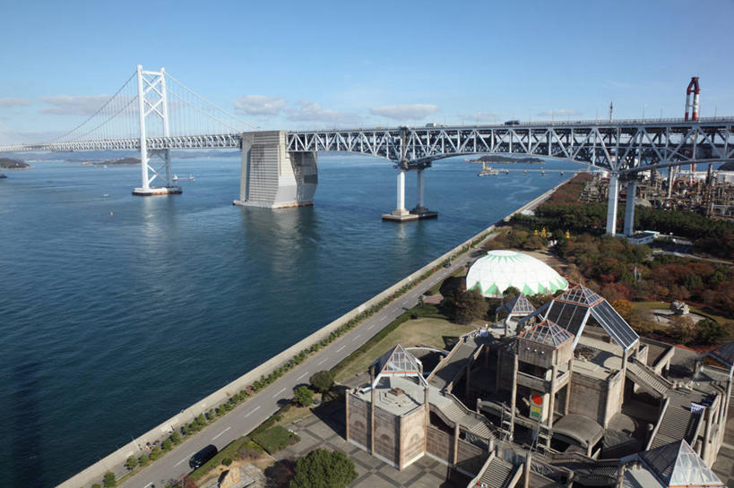 无人,公园,家,横图,俯视,室外,白天,旅游,度假,草地,草坪,海浪,海洋,植物,标志建筑,大桥,地标,建筑,立交桥,桥梁,日本,亚洲,阴影,光线,影子,房屋,屋子,浪花,高架,斜拉桥,桥,娱乐,建设,楼房,住宅,草,树,树木,蓝色,绿色,蓝天,天空,阳光,自然,海水,天,享受,休闲,旅游胜地,放松,生长,晴朗,成长,海景,东亚,万里无云,日本国,濑户大桥,四国地方,四国,四国岛,香川,香川县,大海,风浪,海,海水的波动,近岸浪,涌浪,晴空,晴空万里,彩图,高角度拍摄,房子,坂出市,濑户大桥记念公园