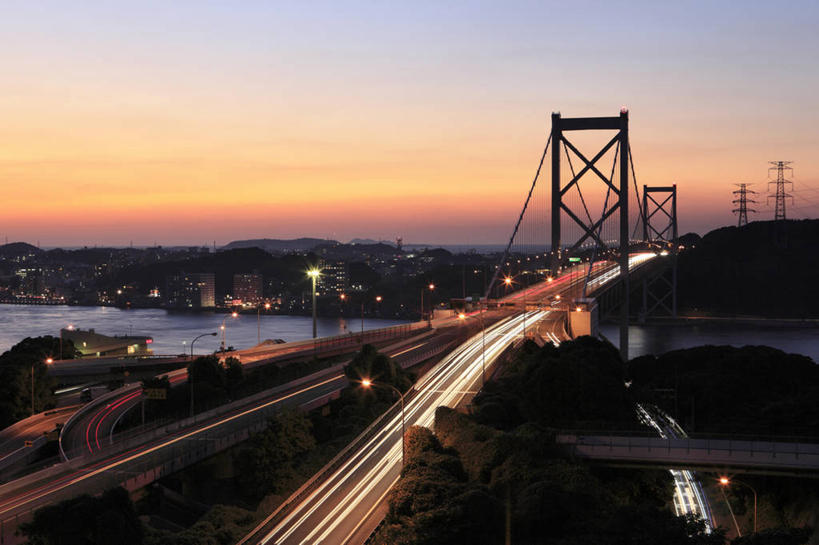 无人,横图,俯视,航拍,室外,白天,长时间曝光,旅游,度假,海浪,海洋,日落,森林,树林,植物,标志建筑,大桥,地标,建筑,立交桥,路灯,桥梁,照明,福冈县,日本,亚洲,阴影,光线,影子,浪花,晚霞,霞光,落日,高架,斜拉桥,桥,灯光,娱乐,建设,灯,树,树木,绿色,自然,海水,黄昏,享受,休闲,旅游胜地,彩霞,放松,生长,成长,照亮,照明设备,鸟瞰,曝光,海景,东亚,本州,福冈,本州岛,日本国,九州本岛,九州,九州岛,九州地方,北九州市,关门桥,中国地方,山口,山口县,北九州,下关,夕照,薄暮,大海,风浪,海,海水的波动,近岸浪,涌浪,夕阳,彩图,高角度拍摄,傍晚,关门海峡,马关海峡,斜阳,下关市