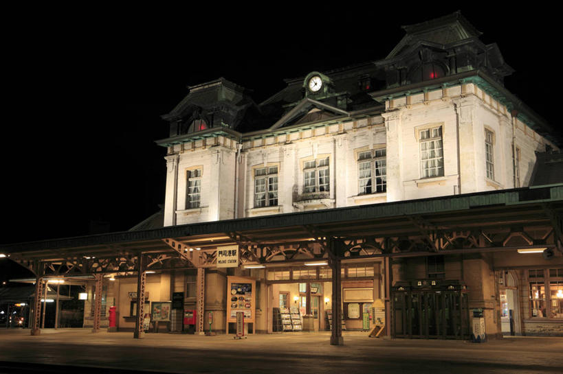 无人,家,横图,室外,夜晚,仰视,旅游,度假,窗户,标志建筑,地标,建筑,路灯,车站,照明,福冈县,日本,亚洲,阴影,光线,影子,房屋,墙,屋子,灯光,站台,娱乐,建设,楼房,月台,玻璃窗,墙壁,墙面,住宅,灯,享受,休闲,旅游胜地,放松,照亮,照明设备,东亚,福冈,日本国,九州本岛,九州,九州岛,九州地方,北九州市,北九州,彩图,低角度拍摄,房子,门司港站,门司区