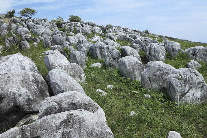 无人,横图,室外,白天,仰视,旅游,度假,草地,草坪,石头,美景,山,山脉,植物,福冈县,日本,亚洲,阴影,光线,石子,影子,景观,山峰,云,云朵,山峦,云彩,娱乐,草,蓝色,绿色,白云,蓝天,天空,阳光,自然,群山,天,享受,休闲,景色,放松,晴朗,自然风光,东亚,福冈,日本国,九州本岛,九州,九州岛,九州地方,北九州市,北九州,石块,岩石,晴空,彩图,低角度拍摄