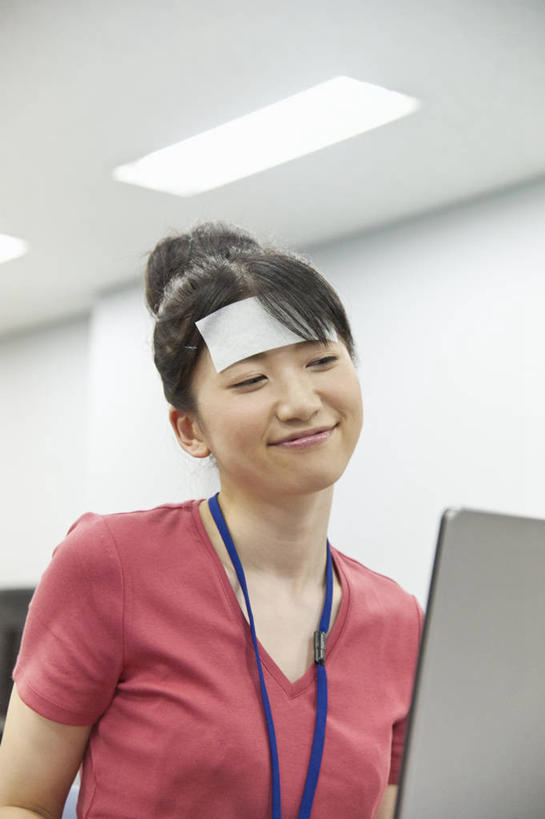 东方人,一个人,商务人士,商务女性,办公室,坐,闭眼,笑,微笑,竖图,室内,白天,仰视,电脑,笔记本电脑,生活用品,照明,亚洲,仅一个年轻女性,仅一个女性,仅一个人,护肤,阴影,套装,光线,网络,影子,灯光,黄种人,通讯设备,标识,吊牌,顶灯,灯,胸牌,灯具,纸巾,日用品,杀菌,一台,照亮,徽章,无线,消毒,照明设备,通信设备,商务装,身份,无线网络,无线上网,便携式电脑,工薪阶层,胸章,胸卡,湿巾,编号牌,雕刻牌,工号牌,胸号牌,胸徽,员工牌,手提电脑,年轻女性,女人,女性,亚洲人,白领,上班族,闭眼睛,闭着眼,闭着眼睛,坐着,半身,彩图,低角度拍摄,湿纸巾