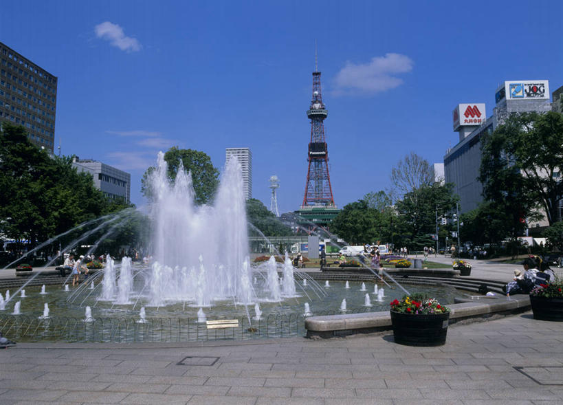 无人,高楼大厦,横图,室外,白天,仰视,度假,草地,草坪,美景,水,植物,城市风光,标志建筑,城市,大厦,地标,建筑,摩天大楼,喷泉,北海道,日本,亚洲,阴影,飞溅,溅,光线,液体,影子,景观,水滴,云,云朵,云彩,文化,娱乐,建设,水珠,草,树,树木,蓝色,绿色,白云,蓝天,天空,阳光,自然,天,品味,享受,休闲,景色,放松,生长,晴朗,成长,喷洒,水景,东亚,札幌,大通公园,日本国,北海道地方,北海道岛,美观,县厅,札幌电视塔,设计,晴空,彩图,低角度拍摄,大楼,高层建筑,高楼,摩天楼,札幌市