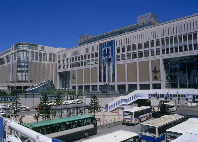 无人,家,横图,室外,白天,仰视,旅游,度假,植物,标志建筑,地标,建筑,公共汽车,车站,北海道,日本,亚洲,停靠,阴影,光线,影子,房屋,屋子,公寓,巴士,站台,公交车,娱乐,建设,洋房,楼房,月台,住宅,车,树,树木,蓝色,绿色,蓝天,天空,阳光,自然,交通工具,天,享受,休闲,旅游胜地,放松,生长,晴朗,成长,停泊,载具,东亚,万里无云,札幌,日本国,北海道地方,北海道岛,县厅,北区,晴空,晴空万里,彩图,低角度拍摄,房子,札幌站,札幌市