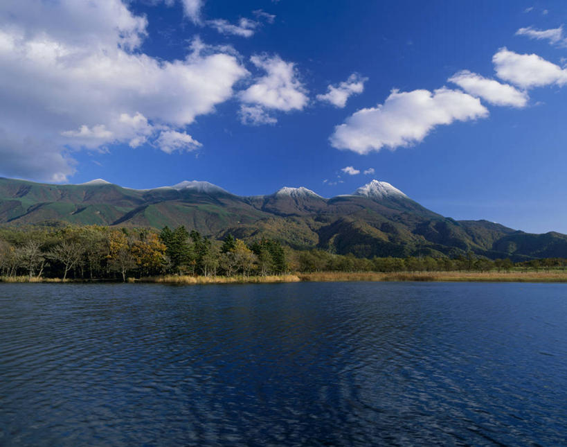 无人,横图,室外,白天,正面,旅游,度假,湖,湖泊,美景,秋季,森林,山,山脉,树林,水,植物,叶子,北海道,日本,亚洲,阴影,波纹,光线,影子,湖面,景观,山峰,水流,水面,云,云朵,枯叶,落叶,涟漪,山峦,云彩,娱乐,树,树木,蓝色,绿色,白云,倒影,蓝天,水纹,天空,阳光,自然,波浪,湖水,群山,天,享受,休闲,景色,放松,生长,晴朗,成长,倒映,自然风光,东亚,日本国,水晕,北海道地方,北海道岛,知床半岛,反照,叶,叶片,晴空,秋,秋天,彩图,鄂霍次克综合振兴局,斜里郡,斜里町,知床五湖,道东,网走支厅