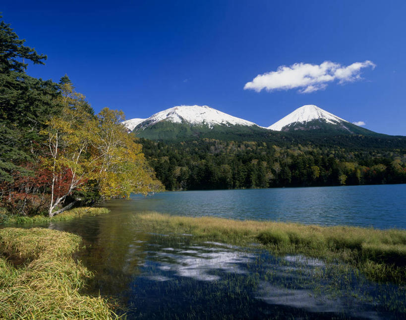 无人,公园,横图,室外,白天,正面,旅游,度假,草地,草坪,湖,湖泊,石头,美景,秋季,森林,山,树林,水,雪,雪山,植物,大雪,叶子,北海道,日本,亚洲,阴影,波纹,光线,石子,影子,冰,湖面,积雪,景观,山峰,水流,水面,雪景,云,云朵,冬季,冬天,枯叶,落叶,涟漪,山峦,云彩,娱乐,草,树,树木,蓝色,绿色,白云,倒影,蓝天,水纹,天空,阳光,自然,波浪,湖水,天,享受,休闲,景色,放松,寒冷,生长,晴朗,成长,冰冷,倒映,国家公园,自然风光,东亚,日本国,水晕,北海道地方,北海道岛,严寒,冰凉,酷寒,凛冽,凛凛,极冷,阿寒国家公园,反照,叶,叶片,石块,岩石,晴空,秋,秋天,彩图,足寄郡,阿寒国立公园,带广,带广市,十胜支厅,足寄町