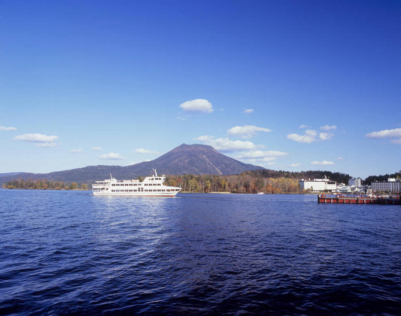 无人,公园,横图,室外,白天,正面,旅游,度假,湖,湖泊,美景,秋季,森林,山,山脉,树林,水,植物,轮船,船,叶子,北海道,日本,亚洲,阴影,波纹,光线,影子,湖面,景观,山峰,水流,水面,云,云朵,枯叶,落叶,涟漪,山峦,云彩,娱乐,树,树木,蓝色,绿色,白云,倒影,蓝天,水纹,天空,阳光,自然,交通工具,波浪,湖水,群山,天,享受,休闲,景色,放松,生长,晴朗,成长,倒映,国家公园,自然风光,载具,东亚,日本国,水晕,北海道地方,北海道岛,阿寒湖,钏路支厅,阿寒国家公园,反照,叶,叶片,晴空,秋,秋天,彩图,振兴局,钏路综合振兴局,阿寒国立公园,钏路,钏路市,道东