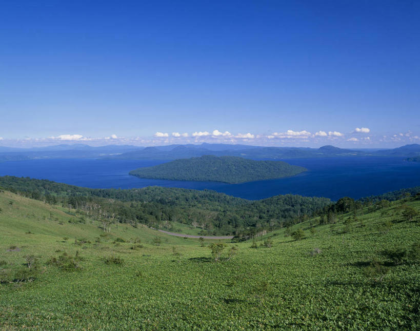 无人,公园,横图,俯视,室外,白天,旅游,度假,草地,草坪,岛屿,湖,湖泊,美景,森林,山,山脉,树林,水,植物,北海道,日本,亚洲,阴影,光线,影子,岛,湖面,景观,山峰,水流,水面,云,云朵,山峦,云彩,娱乐,草,树,树木,蓝色,绿色,白云,蓝天,天空,阳光,自然,湖水,群山,天,享受,休闲,景色,放松,生长,晴朗,成长,国家公园,自然风光,东亚,日本国,北海道地方,北海道岛,川上郡,钏路支厅,弟子屈町,屈斜路湖,阿寒国家公园,列岛,群岛,诸岛,晴空,彩图,高角度拍摄,振兴局,钏路综合振兴局,阿寒国立公园,道东
