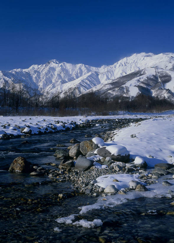 无人,竖图,室外,白天,正面,旅游,度假,河流,石头,美景,山,水,雪,雪山,大雪,长野县,日本,亚洲,阴影,光线,石子,影子,冰,河水,积雪,景观,山峰,水流,雪景,冬季,冬天,山峦,娱乐,蓝色,蓝天,天空,阳光,自然,天,享受,休闲,景色,放松,寒冷,晴朗,冰冷,自然风光,东亚,本州,万里无云,本州岛,日本国,中部地方,长野,严寒,冰凉,酷寒,凛冽,凛凛,极冷,北安,北安昙郡,石块,岩石,晴空,晴空万里,彩图,白马村,唐松岳山