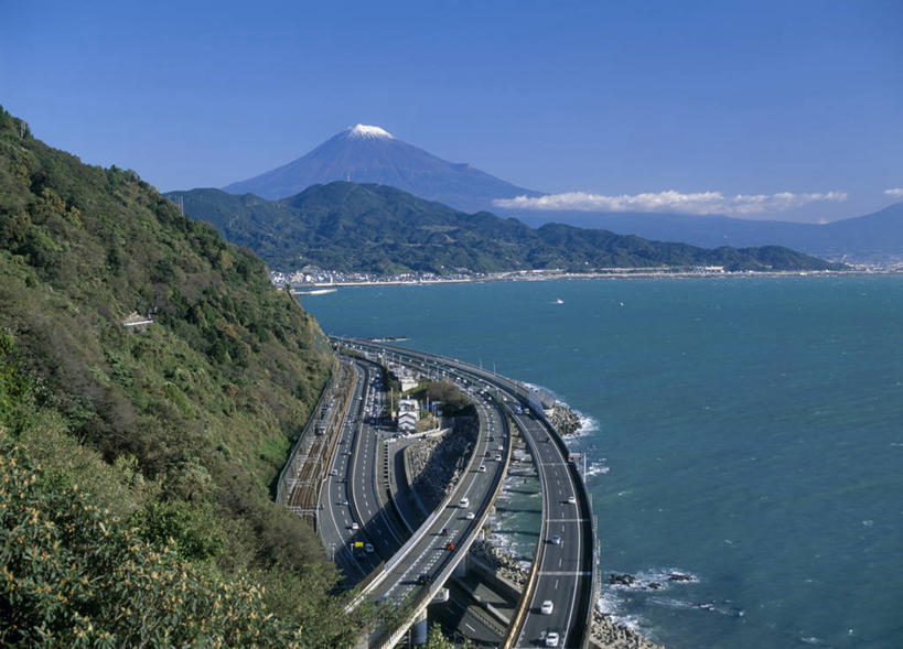 无人,横图,俯视,航拍,室外,白天,旅游,度假,海浪,海洋,美景,森林,山,树林,雪,雪山,植物,大雪,道路,路,公路,富士山,静冈县,日本,亚洲,阴影,光线,影子,冰,积雪,景观,浪花,山峰,雪景,冬季,冬天,高架,分界线,停车线,交通,山峦,娱乐,树,树木,蓝色,绿色,蓝天,天空,阳光,自然,海水,天,享受,休闲,景色,放松,寒冷,生长,晴朗,成长,车行道,车行道分界线,冰冷,鸟瞰,自然风光,标线,高架桥,海景,东亚,车行线,高架道路,跨线桥,本州,万里无云,本州岛,日本国,中部地方,静冈,严寒,冰凉,酷寒,凛冽,凛凛,极冷,大海,风浪,海,海水的波动,近岸浪,涌浪,晴空,晴空万里,彩图,高角度拍摄,骏河湾
