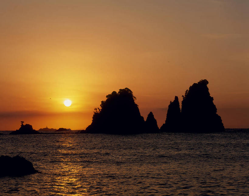 无人,横图,室外,白天,正面,旅游,度假,岛屿,海浪,海洋,美景,日落,山,山脉,太阳,静冈县,日本,亚洲,阴影,光线,影子,岛,景观,浪花,山峰,晚霞,霞光,落日,山峦,背光,娱乐,阳光,自然,海水,黄昏,群山,享受,休闲,景色,彩霞,放松,自然风光,逆光,海景,东亚,本州,本州岛,日本国,中部地方,静冈,夕照,薄暮,伊豆半岛,南伊豆町,大海,风浪,海,海水的波动,近岸浪,列岛,群岛,涌浪,诸岛,夕阳,彩图,傍晚,斜阳