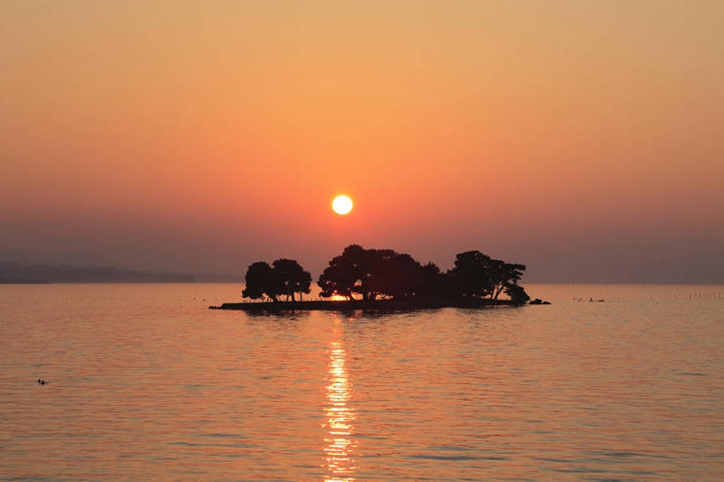 无人,横图,室外,白天,正面,旅游,度假,岛屿,海浪,海洋,美景,日落,树林,太阳,植物,日本,亚洲,岛,景观,浪花,晚霞,霞光,落日,背光,娱乐,树,树木,绿色,自然,海水,黄昏,享受,休闲,景色,彩霞,放松,生长,成长,松江,自然风光,逆光,海景,东亚,本州,本州岛,日本国,中国地方,县厅,岛根,岛根县,夕照,薄暮,大海,风浪,海,海水的波动,近岸浪,列岛,群岛,涌浪,诸岛,夕阳,彩图,傍晚,松江市,宍道湖,斜阳