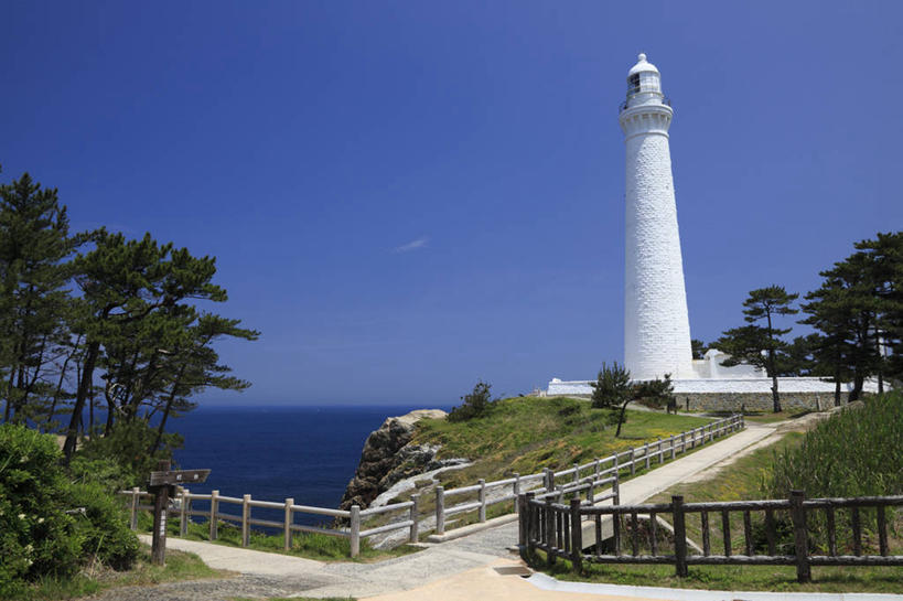 无人,栏杆,横图,室外,白天,正面,旅游,度假,草地,草坪,植物,楼梯,标志建筑,道路,地标,建筑,日本,亚洲,阴影,光线,信息,扶手,影子,阶梯,墙,云,云朵,围栏,灯塔,交通,云彩,方向,娱乐,建设,护栏,墙壁,墙面,台阶,草,蓝色,绿色,白色,白云,蓝天,天空,阳光,天,享受,休闲,旅游胜地,放松,晴朗,引导,指引,东亚,本州,本州岛,日本国,中国地方,岛根,岛根县,航标,晴空,彩图,出云,出云市,出云日御埼灯塔,导航