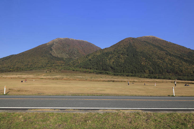 无人,横图,室外,白天,正面,旅游,度假,美景,山,山脉,路,铁路,日本,亚洲,阴影,光线,影子,景观,山峰,分界线,干草,轨道,停车线,交通,铁轨,山峦,娱乐,蓝色,蓝天,天空,阳光,自然,草垛,群山,天,享受,休闲,景色,放松,运输,晴朗,车行道,车行道分界线,自然风光,标线,东亚,车行线,本州,万里无云,本州岛,日本国,中国地方,大田市,岛根,岛根县,干草垛,晴空,晴空万里,彩图