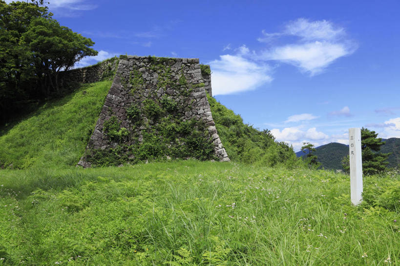 无人,横图,室外,白天,正面,旅游,度假,草地,草坪,名胜古迹,植物,标志建筑,地标,建筑,日本,亚洲,阴影,遗迹,光线,影子,云,云朵,云彩,古迹,文物,娱乐,建设,古建筑,废墟,草,树,树木,蓝色,绿色,白云,蓝天,天空,阳光,自然,天,享受,休闲,旅游胜地,放松,生长,晴朗,成长,古文明,东亚,本州,本州岛,日本国,中国地方,岛根,岛根县,晴空,彩图,津和野城,津和野町,鹿足郡,三本松城,石蕗城