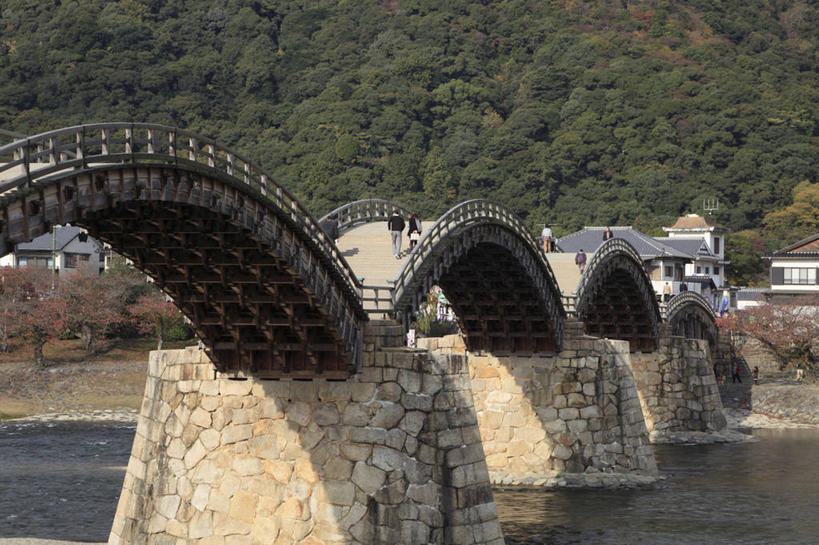 东方人,栏杆,走,横图,室外,白天,正面,旅游,度假,河流,森林,山,山脉,树林,水,植物,标志建筑,大桥,地标,建筑,立交桥,桥梁,日本,亚洲,行人,游客,游人,阴影,服装,光线,影子,河水,山峰,水流,高架,围栏,斜拉桥,桥,山峦,许多人,注视,休闲装,黄种人,娱乐,建设,护栏,路人,旅客,树,树木,衣服,绿色,阳光,自然,群山,观察,看,一群人,享受,休闲,休闲服,旅游胜地,放松,服饰,生长,成长,观看,察看,关注,东亚,本州,本州岛,日本国,中国地方,山口,山口县,锦带桥,过客,男人,男性,年轻男性,年轻女性,女人,女性,亚洲人,步行,散步,走路,彩图,全身,岩国,岩国市