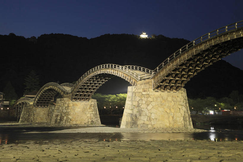 无人,栏杆,横图,室外,夜晚,正面,旅游,度假,河流,山,山脉,水,标志建筑,大桥,地标,建筑,立交桥,桥梁,日本,亚洲,阴影,光线,影子,河水,山峰,水流,高架,围栏,斜拉桥,桥,灯光,山峦,娱乐,建设,护栏,群山,享受,休闲,旅游胜地,放松,东亚,本州,本州岛,日本国,中国地方,山口,山口县,锦带桥,彩图,岩国,岩国市