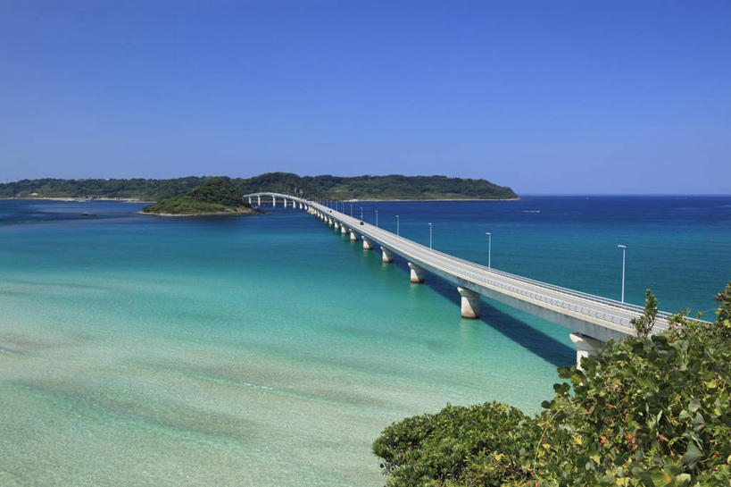 无人,横图,室外,白天,正面,旅游,度假,海浪,海洋,森林,山,山脉,树林,植物,标志建筑,大桥,地标,建筑,立交桥,路灯,桥梁,照明,日本,亚洲,阴影,光线,影子,浪花,山峰,高架,斜拉桥,桥,灯光,山峦,娱乐,建设,灯,树,树木,蓝色,绿色,蓝天,天空,阳光,自然,海水,群山,天,享受,休闲,旅游胜地,放松,生长,晴朗,成长,照亮,照明设备,海景,东亚,本州,万里无云,本州岛,日本国,中国地方,山口,山口县,下关,大海,风浪,海,海水的波动,近岸浪,涌浪,晴空,晴空万里,彩图,下关市