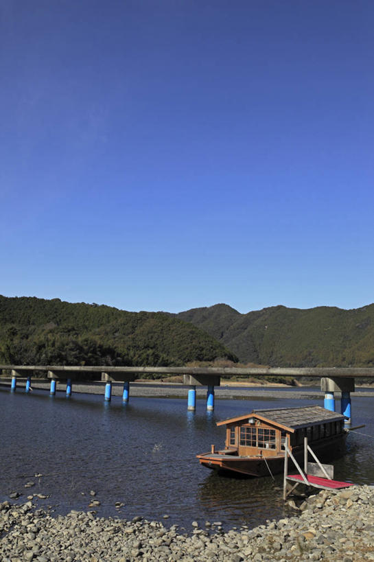 无人,竖图,室外,白天,正面,旅游,度假,河流,石头,美景,山,山脉,水,船,日本,亚洲,一艘,停靠,阴影,光线,石子,影子,河水,景观,山峰,水流,天桥,桥,木船,山峦,娱乐,蓝色,蓝天,天空,阳光,自然,交通工具,群山,天,享受,休闲,景色,放松,晴朗,人行桥,舟,停泊,自然风光,载具,东亚,万里无云,高知,日本国,高知县,四国地方,四国,四国岛,石块,岩石,晴空,晴空万里,彩图,四万十川,四万十市