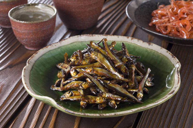 清酒,无人,横图,俯视,室内,特写,白天,烹饪,餐桌,桌子,餐具,一堆,许多,阴影,堆叠,堆积,反射,木制,鱼,碟子,盘,影子,陶瓷,虾,日本料理,料理,食品,陶瓷制品,香鱼,酒类,菜肴,美食,鱼类,大虾,海洋生物,酒,酒瓶,食物,饮料,盘子,酒杯,木制品,瓶子,碟,日式料理,日式,佳肴,对虾,餐台,堆,水生动物,水生物,海底动物,斑节虾,东方对虾,中国对虾,瓜鱼,香油鱼,彩图,高角度拍摄,佃煮,清酒瓶