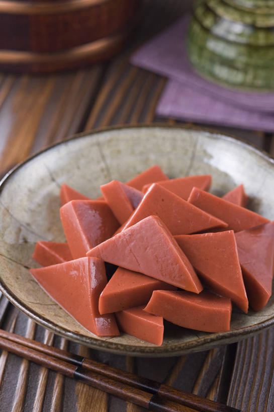 无人,竖图,俯视,室内,特写,白天,烹饪,餐桌,筷子,桌子,蔬菜,餐具,一堆,一双,许多,阴影,堆叠,堆积,新鲜,反射,木制,碟子,盘,影子,日本料理,料理,食品,文化,蒟蒻,传统,菜肴,美食,食物,红色,盘子,木制品,碟,日式料理,日式,佳肴,有机食品,绿色食品,餐台,堆,礼节,礼仪,鬼芋,菎蒻,雷公枪,蒻头,魔芋,进餐用具,彩图,高角度拍摄