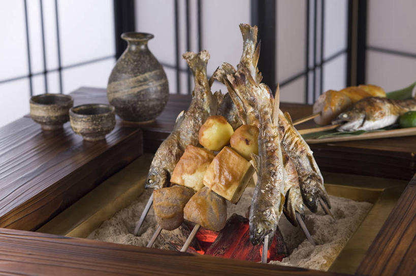 豆腐,无人,横图,俯视,室内,特写,白天,烹饪,热情,煤炭,餐桌,家具,屏风,桌子,蔬菜,土豆,火,许多,阴影,新鲜,反射,木制,火焰,影子,陶瓷,肉,鱼肉,日本料理,料理,食品,陶瓷制品,燃烧,蒟蒻,菜肴,美食,肉类,酒瓶,食物,酒杯,木制品,瓶子,日式料理,日式,佳肴,有机食品,绿色食品,能源,餐台,协调,燃料,遮挡,豆制品,煤,分隔,能量,肉食,取食签,馍馍蛋,鬼芋,菎蒻,雷公枪,蒻头,魔芋,煤矿,矿业,化石燃料,美化,洋芋,山药蛋,马铃薯,彩图,高角度拍摄,清酒瓶