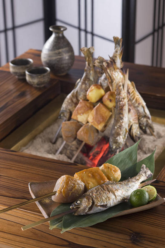 豆腐,无人,竖图,俯视,室内,特写,白天,烹饪,热情,煤炭,餐桌,家具,屏风,桌子,蔬菜,土豆,火,许多,阴影,新鲜,反射,木制,火焰,影子,陶瓷,肉,鱼肉,日本料理,料理,食品,陶瓷制品,燃烧,蒟蒻,菜肴,美食,肉类,酒瓶,食物,酒杯,木制品,瓶子,日式料理,日式,佳肴,有机食品,绿色食品,能源,餐台,协调,燃料,遮挡,豆制品,煤,分隔,能量,肉食,取食签,馍馍蛋,鬼芋,菎蒻,雷公枪,蒻头,魔芋,煤矿,矿业,化石燃料,美化,洋芋,山药蛋,马铃薯,彩图,高角度拍摄,清酒瓶