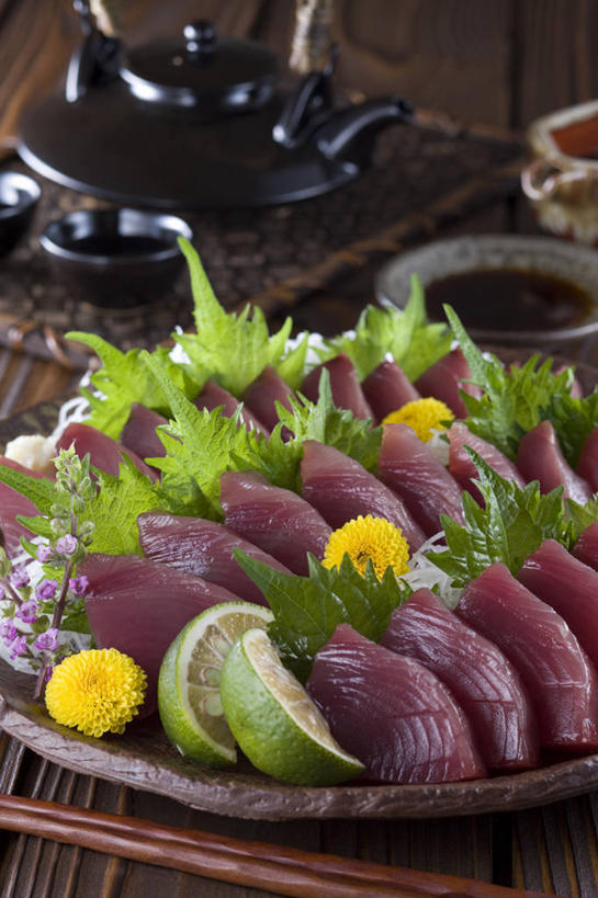 生鱼片,无人,竖图,俯视,室内,特写,白天,餐桌,桌子,杯子,餐具,水果,叶子,许多,阴影,新鲜,装饰,盛开,反射,木制,碟子,壶,盘,影子,调料,肉,生食,鱼肉,鱼片,食品,果实,绿叶,鲣鱼,调味品,调味料,花蕾,酱油,肉类,水壶,花,花瓣,花朵,鲜花,食物,黄色,盘子,茶壶,木制品,容器,水杯,碟,花苞,花蕊,嫩叶,有机食品,绿色食品,餐台,华丽,修饰,点缀,肉食,衬托,美观,雅致,雅观,酸橙,小金枪鱼,炸弹鱼,沙西米,代代,柴鱼,鲣节,豉油,叶,叶片,茶杯,橙子,橙,彩图,高角度拍摄,刺身