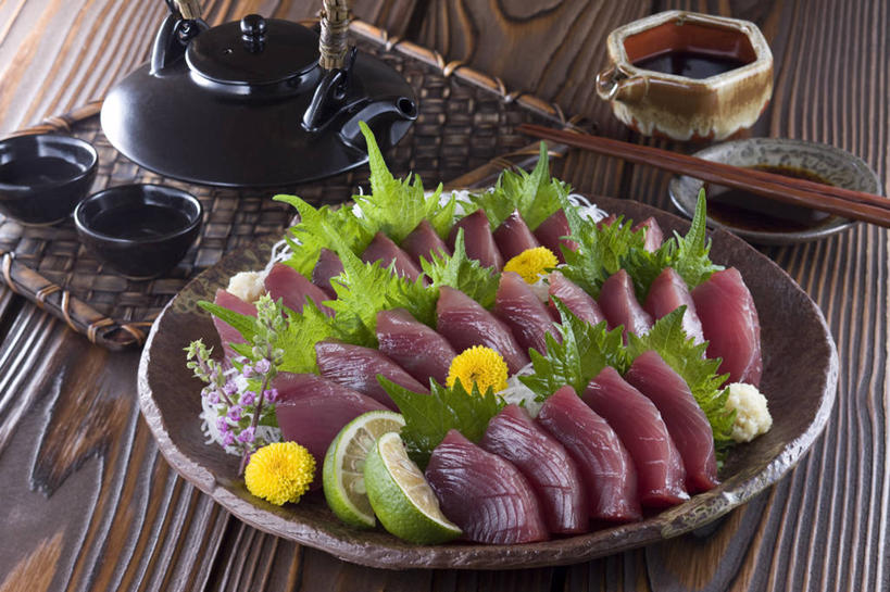 生鱼片,无人,横图,俯视,室内,特写,白天,餐桌,桌子,杯子,餐具,水果,叶子,许多,阴影,新鲜,装饰,盛开,反射,木制,碟子,壶,盘,影子,调料,肉,生食,鱼肉,鱼片,食品,果实,绿叶,鲣鱼,调味品,调味料,花蕾,酱油,肉类,水壶,花,花瓣,花朵,鲜花,食物,黄色,盘子,茶壶,木制品,容器,水杯,碟,花苞,花蕊,嫩叶,有机食品,绿色食品,餐台,华丽,修饰,点缀,肉食,衬托,美观,雅致,雅观,酸橙,小金枪鱼,炸弹鱼,沙西米,代代,柴鱼,鲣节,豉油,叶,叶片,茶杯,橙子,橙,彩图,高角度拍摄,刺身