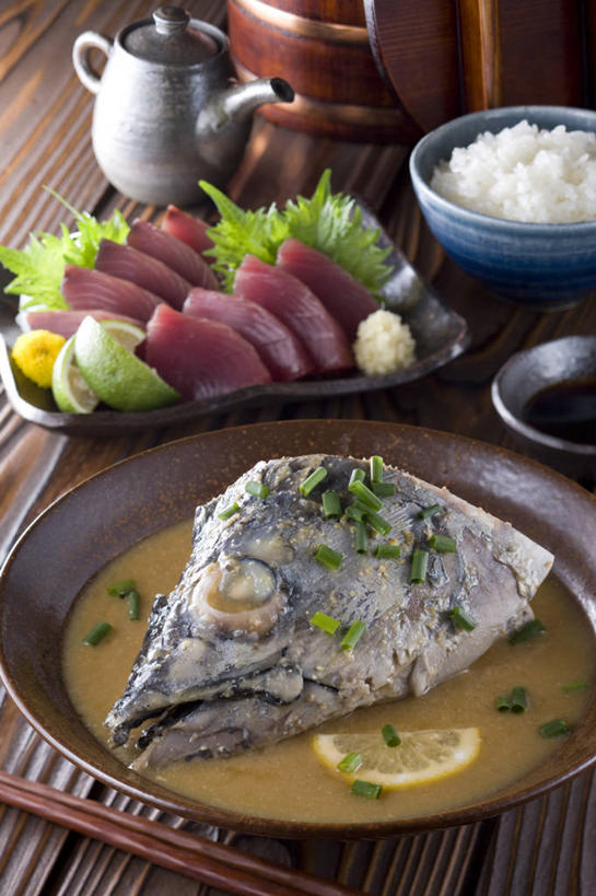 生鱼片,无人,竖图,俯视,室内,特写,白天,餐桌,筷子,桌子,蔬菜,餐具,水果,阴影,新鲜,反射,木制,碟子,壶,盘,影子,葱,青葱,谷类,谷物,肉,汤,鱼肉,鱼片,鲣鱼,米,文化,传统,大米,肉类,水壶,盘子,茶壶,木制品,容器,碟,有机食品,绿色食品,餐台,礼节,礼仪,肉食,酸橙,小金枪鱼,炸弹鱼,沙西米,代代,柴鱼,鲣节,进餐用具,橙子,橙,彩图,高角度拍摄,刺身