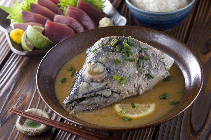 生鱼片,无人,横图,俯视,室内,特写,白天,餐桌,筷子,桌子,蔬菜,餐具,水果,阴影,新鲜,反射,木制,碟子,壶,盘,影子,葱,青葱,谷类,谷物,肉,汤,鱼肉,鱼片,鲣鱼,米,文化,传统,大米,肉类,水壶,盘子,茶壶,木制品,容器,碟,有机食品,绿色食品,餐台,礼节,礼仪,肉食,酸橙,小金枪鱼,炸弹鱼,沙西米,代代,柴鱼,鲣节,进餐用具,橙子,橙,彩图,高角度拍摄,刺身