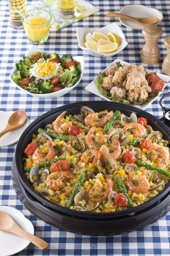 米饭,无人,竖图,俯视,室内,特写,白天,烹饪,西餐,玉米,植物,餐桌,桌子,豆,蔬菜,西红柿,小番茄,杯子,厨具,一堆,许多,阴影,堆叠,堆积,新鲜,反射,棒子,布料,方格,格子,工具,影子,勺子,豆类,豆子,玉蜀黍,蛋,鸡蛋,虾,料理,食品,饭,西班牙海鲜饭,布纹,蛤蜊,菜肴,美食,大虾,玻璃制品,桌布,食物,蓝色,白色,餐巾,水杯,调羹,台布,汤匙,蛤,西式,佳肴,有机食品,绿色食品,对虾,餐台,堆,胡椒磨,苞米,五谷,电磁炉,海鲜饭,苞芦,研磨器,烹饪用具,豆科,斑节虾,苞谷,草鸡蛋,蛤仔,包谷,大蜀黍,番麦,薏米包,玉高粱,玉麦,珍珠米,卵,青大豆,东方对虾,中国对虾,胡椒研磨器,小西红柿,樱桃小番茄,珍珠小番茄,玻璃杯,烹调用具,樱桃番茄,圣女果,青豆,番茄,餐桌布,烹调,彩图,高角度拍摄,电磁灶,火锅炉