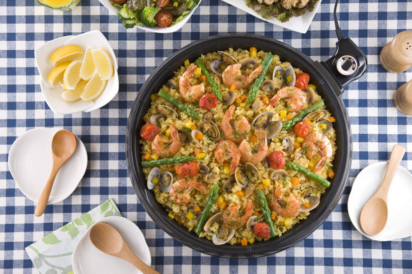 米饭,无人,横图,俯视,室内,特写,白天,烹饪,西餐,玉米,植物,餐桌,桌子,豆,蔬菜,西红柿,小番茄,杯子,厨具,一堆,许多,阴影,堆叠,堆积,新鲜,反射,棒子,布料,方格,格子,工具,影子,勺子,豆类,豆子,玉蜀黍,蛋,鸡蛋,虾,料理,食品,饭,西班牙海鲜饭,布纹,蛤蜊,菜肴,美食,大虾,玻璃制品,桌布,食物,蓝色,白色,餐巾,水杯,调羹,台布,汤匙,蛤,西式,佳肴,有机食品,绿色食品,对虾,餐台,堆,胡椒磨,苞米,五谷,电磁炉,海鲜饭,苞芦,研磨器,烹饪用具,豆科,斑节虾,苞谷,草鸡蛋,蛤仔,包谷,大蜀黍,番麦,薏米包,玉高粱,玉麦,珍珠米,卵,青大豆,东方对虾,中国对虾,胡椒研磨器,小西红柿,樱桃小番茄,珍珠小番茄,玻璃杯,烹调用具,樱桃番茄,圣女果,青豆,番茄,餐桌布,烹调,彩图,高角度拍摄,电磁灶,火锅炉