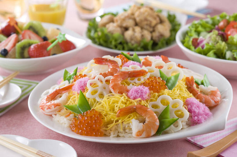 米饭,寿司,果汁,无人,横图,俯视,室内,特写,白天,烹饪,餐桌,筷子,桌子,猕猴桃,蔬菜,杯子,餐具,水果,一堆,许多,阴影,堆叠,堆积,新鲜,反射,布料,碟子,盘,影子,勺子,生菜,莴苣,鸡肉,肉,生食,虾,油炸,鱼卵,日本料理,沙拉,橙汁,料理,食品,果实,饮品,散寿司,饭,鱼籽,布纹,文化,色拉,传统,鸡块,沙律,藕,菜肴,美食,肉类,大虾,玻璃制品,桌布,食物,饮料,盘子,餐巾,水杯,调羹,碟,台布,汤匙,日式料理,日式,佳肴,有机食品,绿色食品,对虾,餐台,色拉酱,堆,礼节,五谷,甜橙,可口,千岛酱,炸鸡块,醋饭,礼仪,肉食,斑节虾,春菜,鹅仔菜,莴仔菜,千金菜,叶用莴苣,适口,四喜饭,东方对虾,中国对虾,莲藕,玻璃杯,进餐用具,奇异果,猕猴梨,橙子,橙,餐桌布,彩图,高角度拍摄,鹄壳,黄橙,黄果,金橙,金环,金球,糖橙,蔬果沙拉