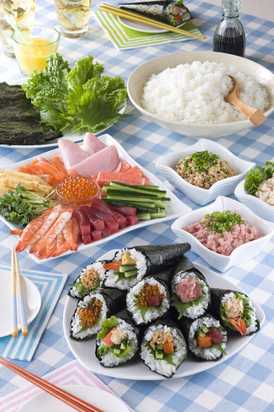 海鲜,米饭,寿司,果汁,无人,竖图,俯视,室内,特写,白天,烹饪,餐桌,筷子,桌子,黄瓜,蔬菜,杯子,餐具,一堆,许多,阴影,堆叠,堆积,新鲜,反射,碟子,盘,影子,勺子,陶瓷,生菜,莴苣,海苔,肉,鱼卵,鱼肉,日本料理,橙汁,料理,食品,陶瓷制品,饮品,紫菜,饭,鲔鱼,鱼籽,文化,传统,火腿,水产,猪肉,金枪鱼,菜肴,美食,肉类,海洋生物,玻璃制品,食物,腌制,饮料,盘子,容器,水杯,调羹,碟,汤匙,碗,日式料理,日式,佳肴,有机食品,绿色食品,餐台,储藏,堆,礼节,五谷,吞拿鱼,甜橙,储存,可口,水生动物,海产品,醋饭,礼仪,水生物,肉食,海底动物,豚肉,春菜,鹅仔菜,莴仔菜,千金菜,叶用莴苣,适口,四喜饭,熏制,火肉,兰熏,猪腿,玻璃杯,进餐用具,橙子,橙,青瓜,胡瓜,彩图,高角度拍摄,鹄壳,黄橙,黄果,金橙,金环,金球,糖橙,条斑紫菜,手卷寿司,贮存