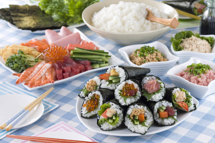 海鲜,米饭,寿司,无人,横图,俯视,室内,特写,白天,烹饪,餐桌,筷子,桌子,黄瓜,蔬菜,餐具,一堆,许多,阴影,堆叠,堆积,新鲜,反射,碟子,盘,影子,陶瓷,生菜,莴苣,海苔,肉,鱼卵,鱼肉,日本料理,料理,食品,陶瓷制品,紫菜,饭,鲔鱼,鱼籽,文化,传统,火腿,水产,猪肉,金枪鱼,菜肴,美食,肉类,海洋生物,食物,腌制,盘子,容器,碟,碗,日式料理,日式,佳肴,有机食品,绿色食品,餐台,储藏,堆,礼节,五谷,吞拿鱼,储存,水生动物,海产品,醋饭,礼仪,水生物,肉食,海底动物,豚肉,春菜,鹅仔菜,莴仔菜,千金菜,叶用莴苣,四喜饭,熏制,火肉,兰熏,猪腿,进餐用具,青瓜,胡瓜,彩图,高角度拍摄,条斑紫菜,手卷寿司,贮存