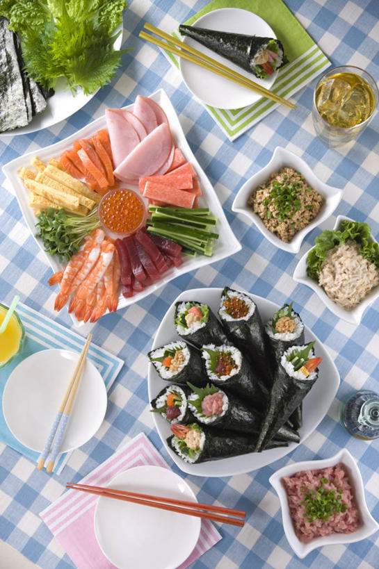 海鲜,米饭,寿司,果汁,无人,竖图,俯视,室内,特写,白天,烹饪,餐桌,筷子,桌子,黄瓜,蔬菜,杯子,餐具,一堆,许多,阴影,堆叠,堆积,新鲜,反射,碟子,盘,影子,勺子,陶瓷,生菜,莴苣,海苔,肉,鱼卵,鱼肉,日本料理,橙汁,料理,食品,陶瓷制品,饮品,紫菜,饭,鲔鱼,鱼籽,文化,传统,火腿,水产,猪肉,金枪鱼,菜肴,美食,肉类,海洋生物,玻璃制品,食物,腌制,饮料,盘子,容器,水杯,调羹,碟,汤匙,碗,日式料理,日式,佳肴,有机食品,绿色食品,餐台,储藏,堆,礼节,五谷,吞拿鱼,甜橙,储存,可口,水生动物,海产品,醋饭,礼仪,水生物,肉食,海底动物,豚肉,春菜,鹅仔菜,莴仔菜,千金菜,叶用莴苣,适口,四喜饭,熏制,火肉,兰熏,猪腿,玻璃杯,进餐用具,橙子,橙,青瓜,胡瓜,彩图,高角度拍摄,鹄壳,黄橙,黄果,金橙,金环,金球,糖橙,条斑紫菜,手卷寿司,贮存