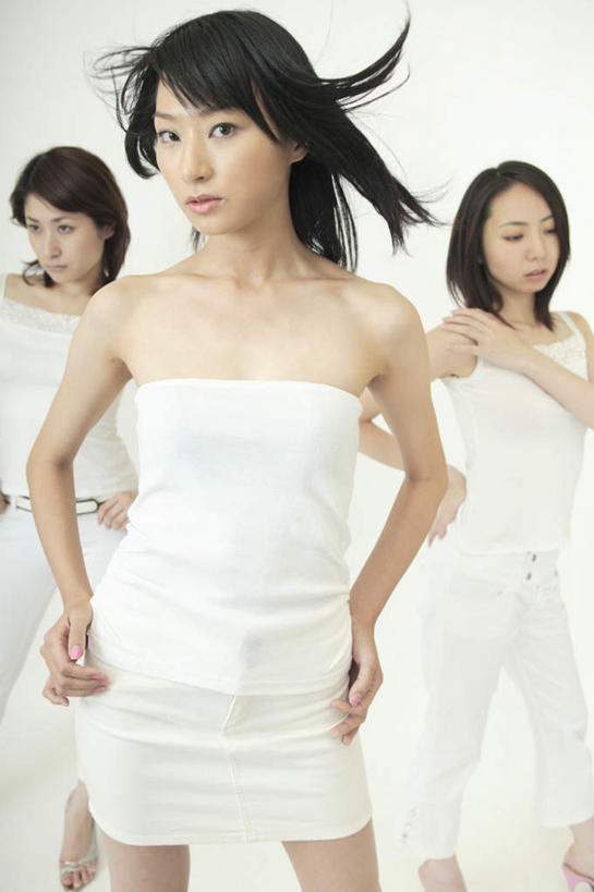 东方人,头发,三个人,伙伴,朋友,站,竖图,室内,白天,白色背景,正面,友谊,吊带,亚洲,服装,注视,休闲装,黄种人,侧身,手叉腰,衣服,白色,黑色,抹胸,低头,观察,看,站着,休闲,休闲服,摄影,服饰,影棚,观看,察看,双手叉腰,关注,友情,年轻女性,女人,女性,亚洲人,长发,站立,半身,彩图,影棚拍摄,拍摄