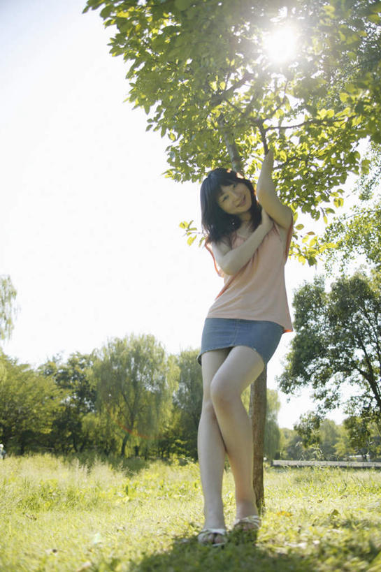 东方人,头发,一个人,笑,微笑,露齿笑,竖图,室外,白天,正面,草地,草坪,美景,植物,亚洲,仅一个年轻女性,仅一个女性,仅一个人,服装,光线,景观,注视,休闲装,黄种人,草,树,树木,树枝,衣服,蓝色,绿色,黑色,蓝天,天空,阳光,自然,天,观察,看,靠,靠着,休闲,休闲服,景色,服饰,生长,成长,观看,察看,关注,自然风光,年轻女性,女人,女性,亚洲人,长发,攀,彩图,全身