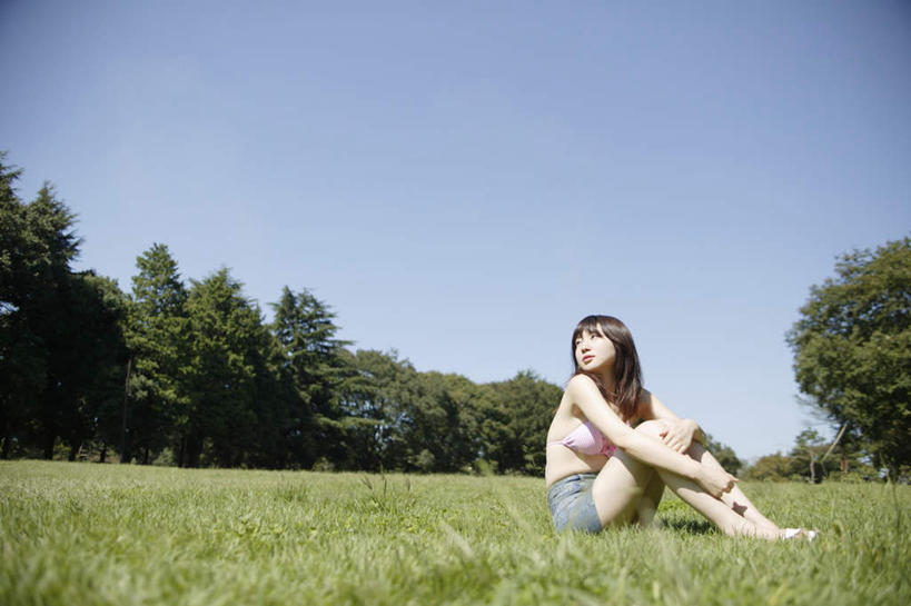 东方人,头发,一个人,坐,横图,室外,白天,侧面,草地,草坪,美景,植物,亚洲,仅一个年轻女性,仅一个女性,仅一个人,抱腿,服装,光线,景观,注视,休闲装,黄种人,草,树,树木,衣服,蓝色,绿色,黑色,蓝天,天空,阳光,自然,天,观察,看,休闲,休闲服,景色,服饰,生长,成长,观看,察看,关注,自然风光,年轻女性,女人,女性,亚洲人,长发,屈膝,坐着,彩图,全身