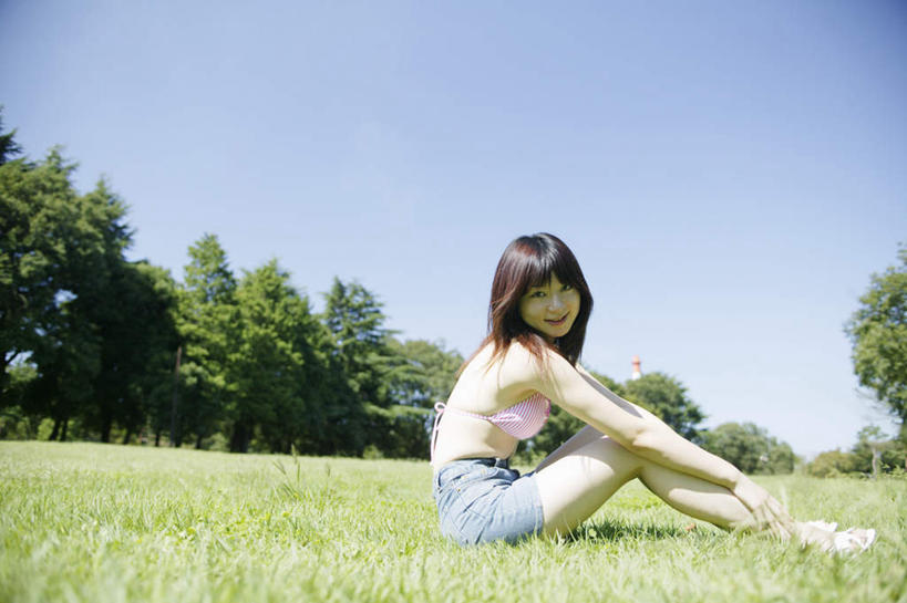 东方人,头发,一个人,坐,笑,微笑,露齿笑,横图,室外,白天,侧面,草地,草坪,美景,植物,亚洲,仅一个年轻女性,仅一个女性,仅一个人,抱腿,服装,景观,注视,休闲装,黄种人,草,衣服,蓝色,绿色,黑色,蓝天,天空,自然,天,观察,看,休闲,休闲服,景色,服饰,生长,成长,观看,察看,关注,自然风光,年轻女性,女人,女性,亚洲人,长发,屈膝,坐着,彩图,全身