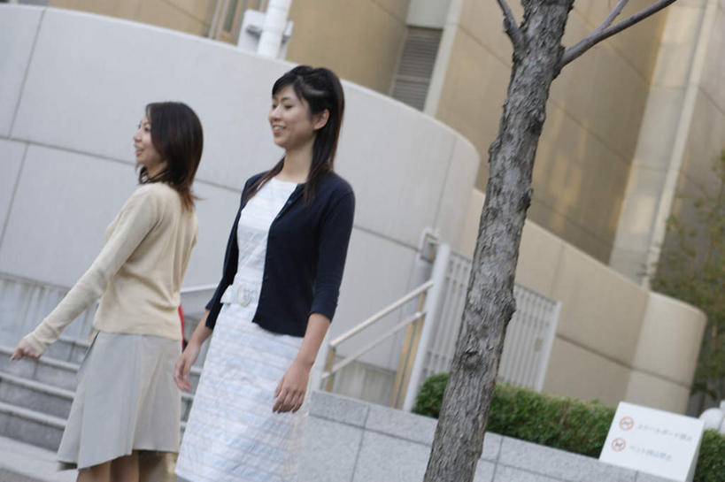 东方人,头发,两个人,伙伴,朋友,高楼大厦,站,笑,说,微笑,露齿笑,横图,室外,白天,侧面,友谊,大厦,建筑,亚洲,服装,注视,休闲装,黄种人,侧身,树干,衣服,黑色,观察,看,站着,休闲,休闲服,服饰,观看,察看,关注,交流,友情,年轻女性,女人,女性,亚洲人,长发,沟通,讲话,交谈,说话,谈话,站立,半身,彩图,大楼,高层建筑,高楼