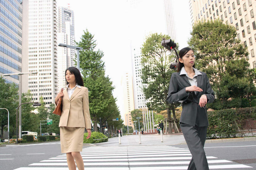 东方人,头发,两个人,高楼大厦,走,横图,室外,白天,正面,工作服,制服,职员,大厦,建筑,摩天大楼,亚洲,注视,黄种人,黑色,观察,看,观看,察看,关注,紧急,工作制服,年轻女性,女人,女性,亚洲人,长发,白领,商人,上班族,步行,散步,走路,半身,彩图,工作套服,大楼,高层建筑,高楼,摩天楼,白领阶层,办公室职员